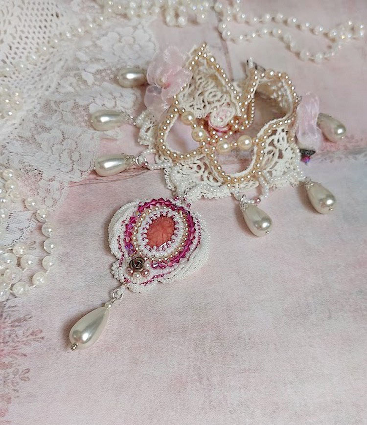 Collar victoriano Valmont bordado con encaje marfil, cuentas de perlas y cristales de Swarovski