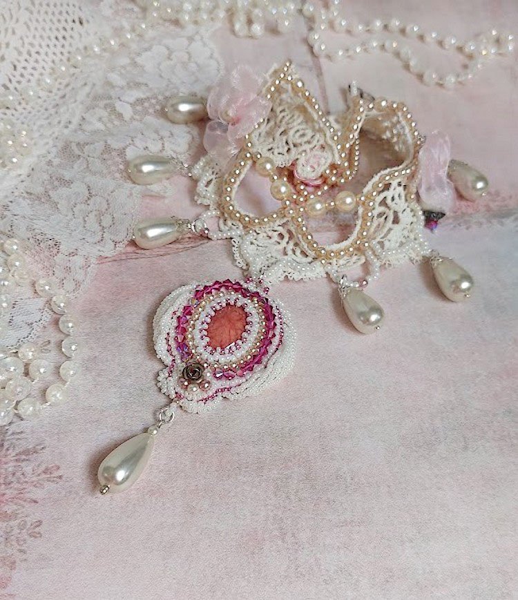 Collar victoriano Valmont bordado con encaje marfil, cuentas de perlas y cristales de Swarovski