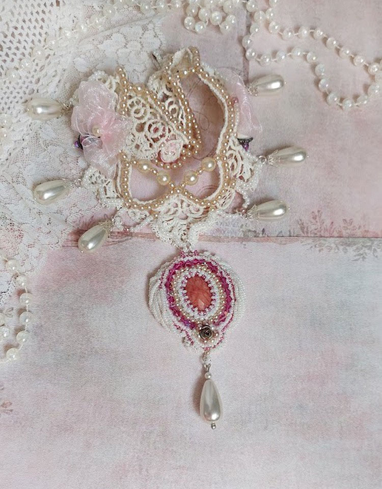 Collar victoriano Valmont bordado con encaje marfil, cuentas de perlas y cristales de Swarovski