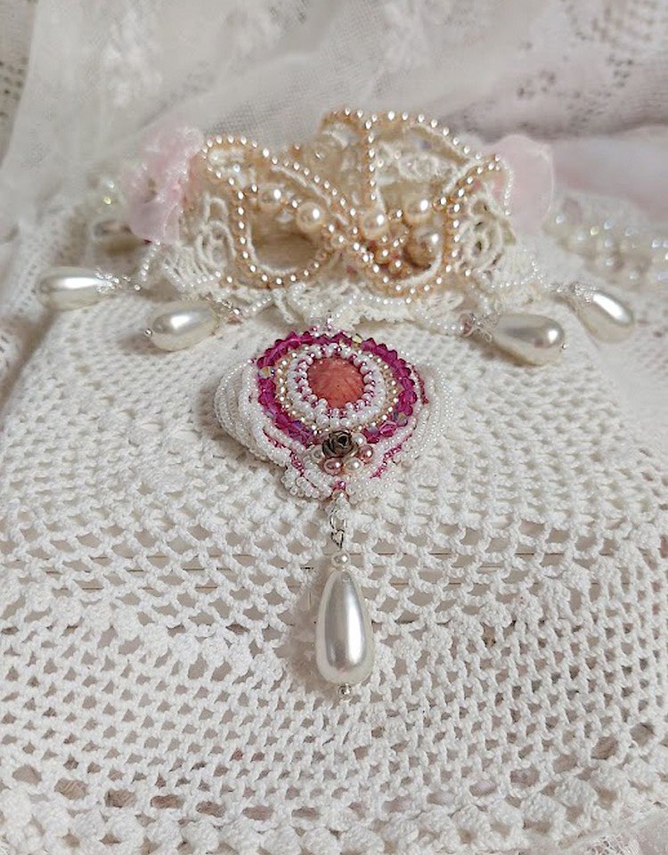 Collar victoriano Valmont bordado con encaje marfil, cuentas de perlas y cristales de Swarovski