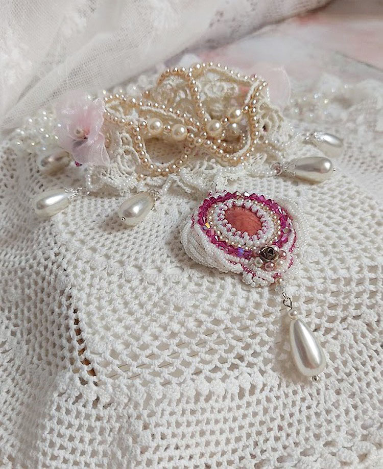 Collar victoriano Valmont bordado con encaje marfil, cuentas de perlas y cristales de Swarovski