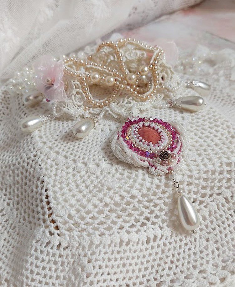 Collar victoriano Valmont bordado con encaje marfil, cuentas de perlas y cristales de Swarovski
