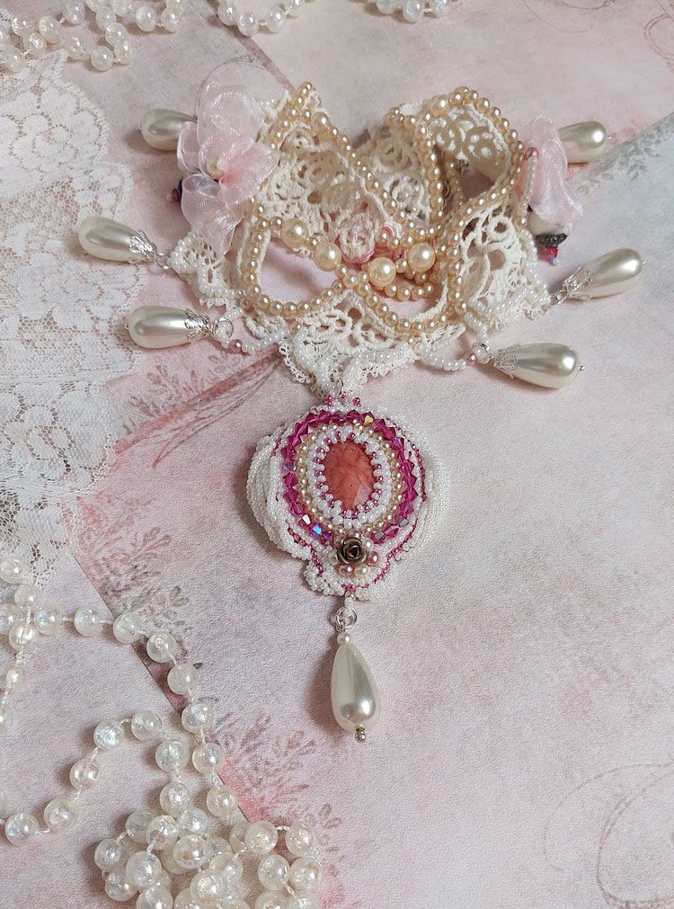 Collar victoriano Valmont bordado con encaje marfil, cuentas de perlas y cristales de Swarovski