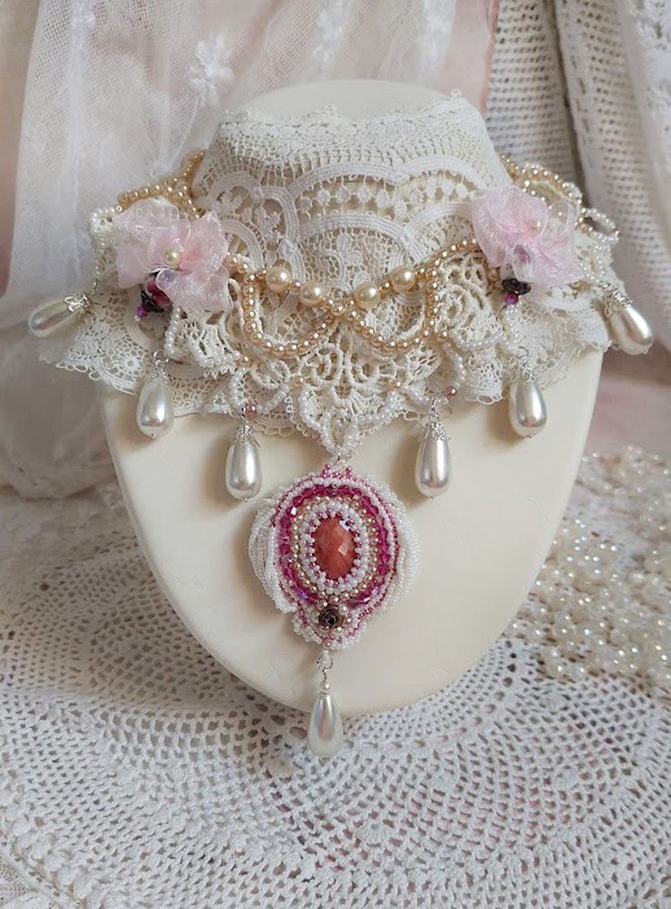 Collar victoriano Valmont bordado con encaje marfil, cuentas de perlas y cristales de Swarovski