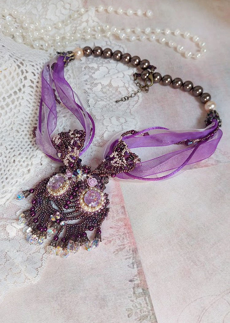 Collar Parisienne bordado con cristales de Swarovski, perlas marfil y cuentas de colores