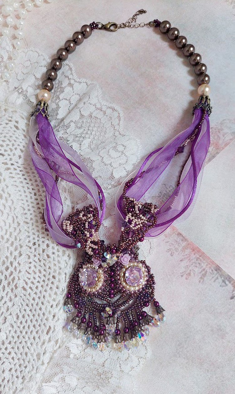 Collar Parisienne bordado con cristales de Swarovski, perlas marfil y cuentas de colores
