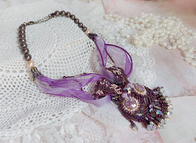 Collar Parisienne bordado con cristales de Swarovski, perlas marfil y cuentas de colores