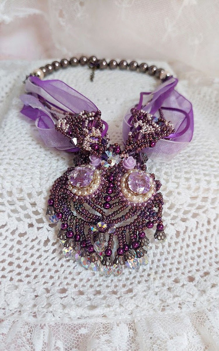 Collar Parisienne bordado con cristales de Swarovski, perlas marfil y cuentas de colores