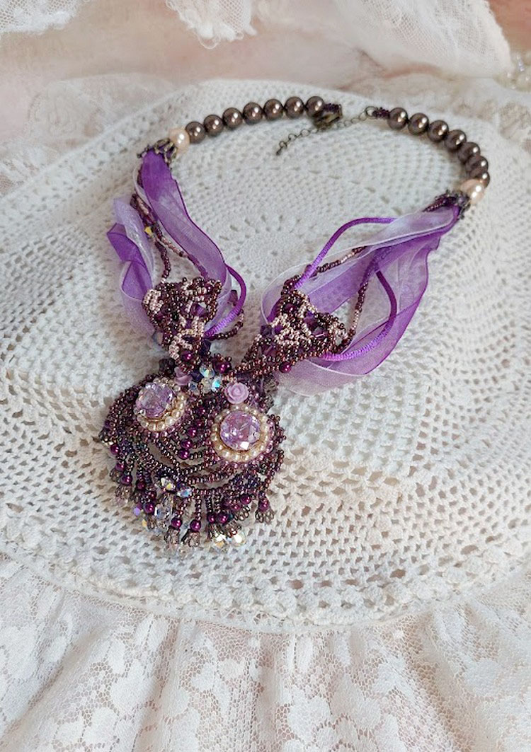 Collar Parisienne bordado con cristales de Swarovski, perlas marfil y cuentas de colores