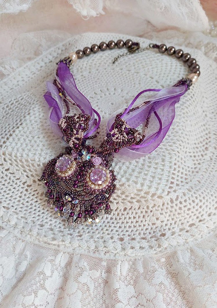Collar Parisienne bordado con cristales de Swarovski, perlas marfil y cuentas de colores