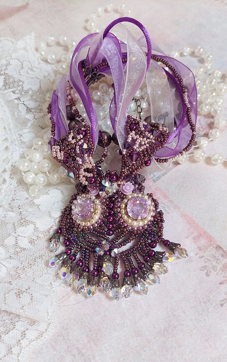 Collar Parisienne bordado con cristales de Swarovski, perlas marfil y cuentas de colores