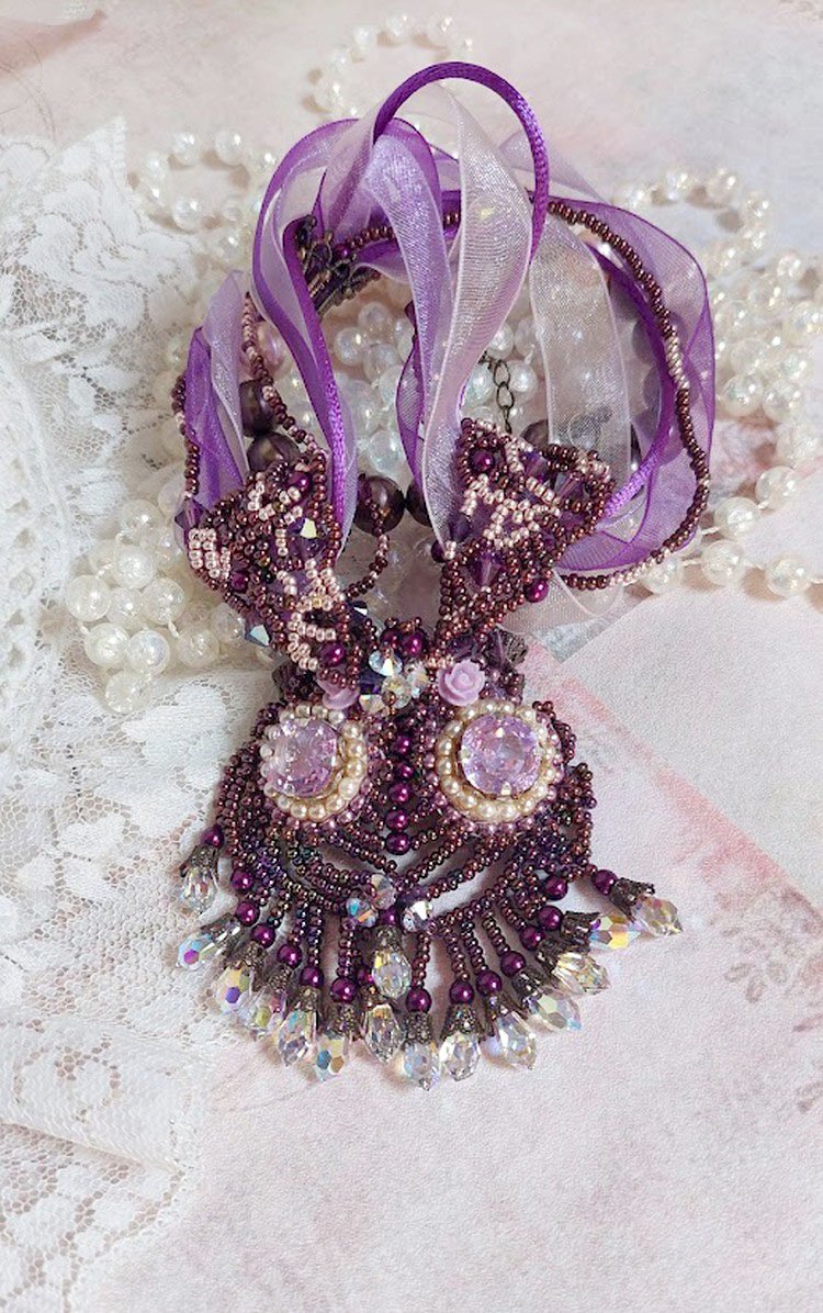 Collar Parisienne bordado con cristales de Swarovski, perlas marfil y cuentas de colores