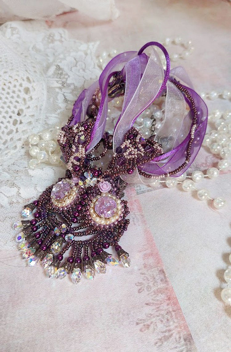 Collar Parisienne bordado con cristales de Swarovski, perlas marfil y cuentas de colores