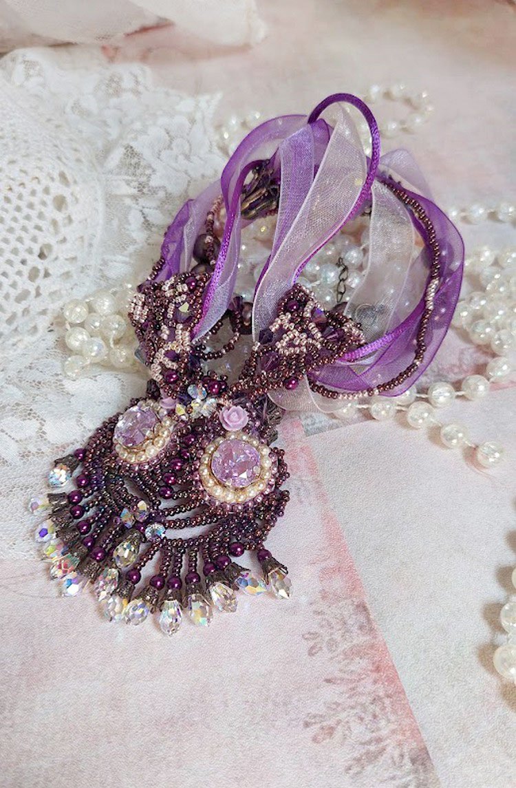 Collar Parisienne bordado con cristales de Swarovski, perlas marfil y cuentas de colores