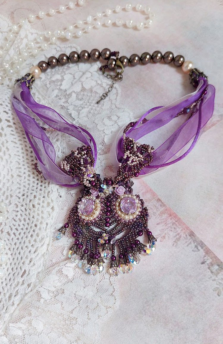 Collar Parisienne bordado con cristales de Swarovski, perlas marfil y cuentas de colores