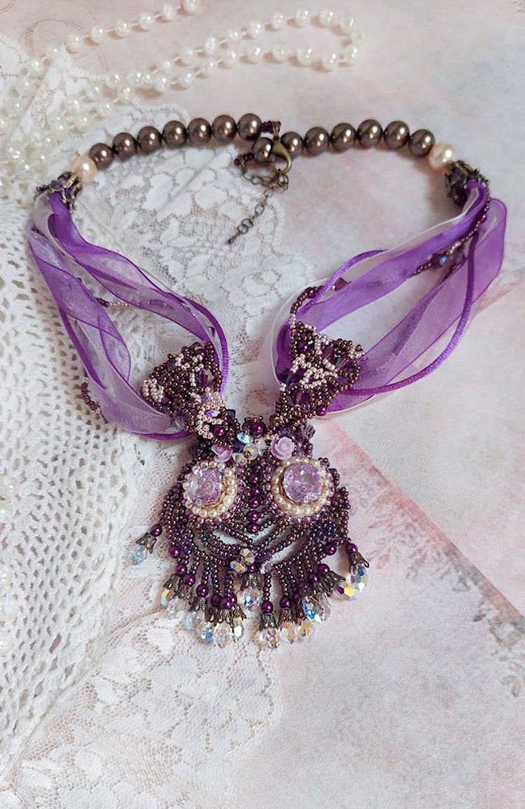 Collar Parisienne bordado con cristales de Swarovski, perlas marfil y cuentas de colores