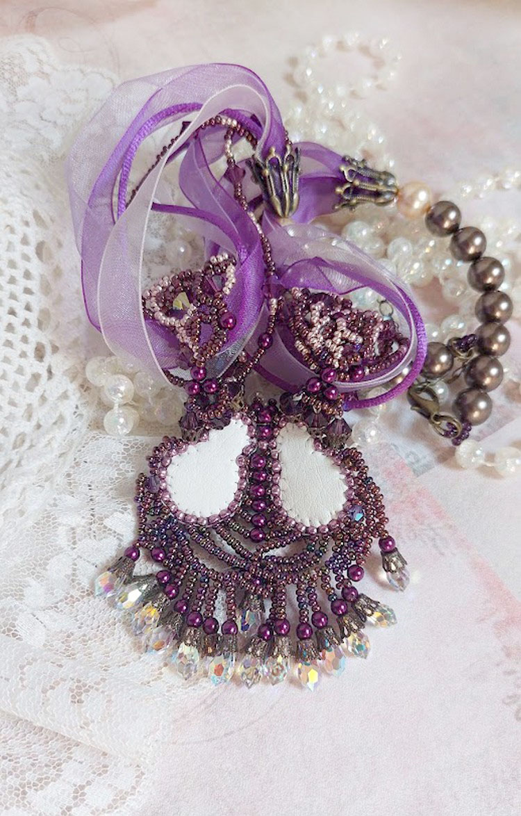 Collar Parisienne bordado con cristales de Swarovski, perlas marfil y cuentas de colores