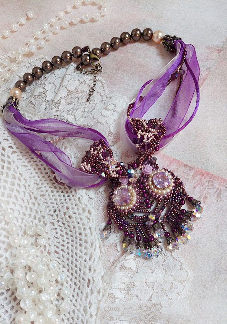 Collar Parisienne bordado con cristales de Swarovski, perlas marfil y cuentas de colores