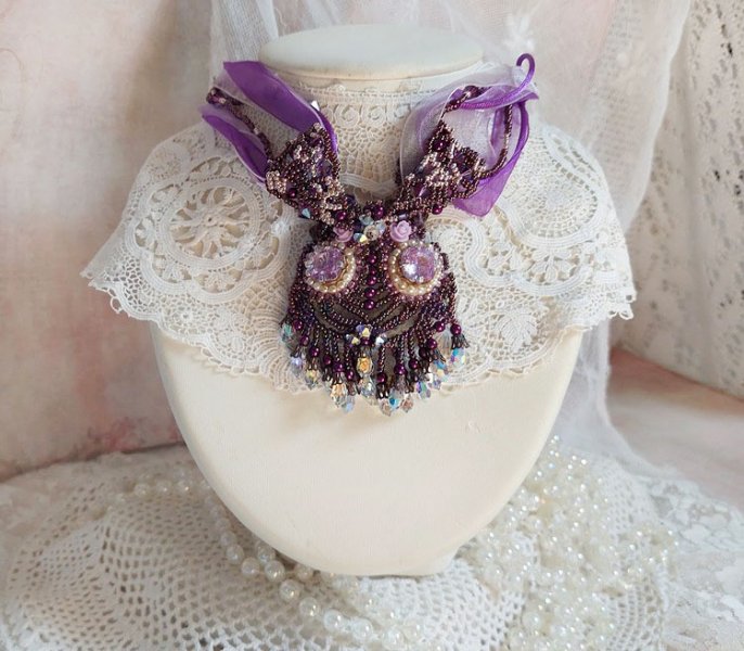 Collar Parisienne bordado con cristales de Swarovski, perlas marfil y cuentas de colores
