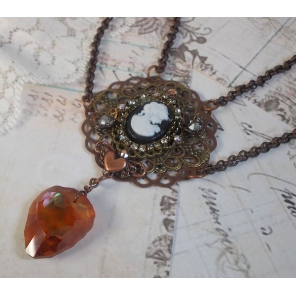 Collar Watson creado con estampados, un colgante de cristal Swarovski de aspecto retro, accesorios de lat&oacute;n y un cabuj&oacute;n de resina