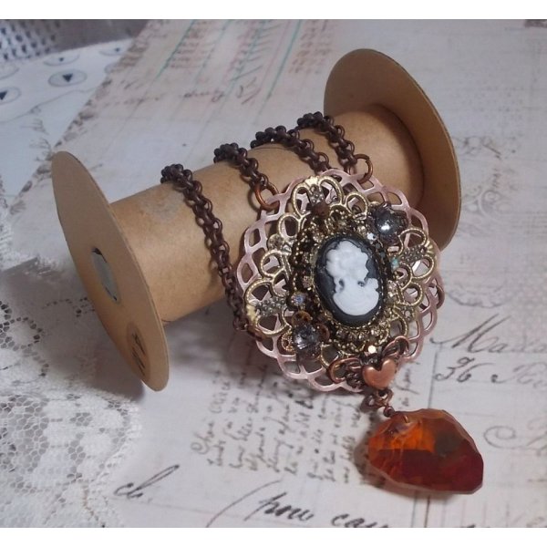 Collar Watson creado con estampados, un colgante de cristal Swarovski de aspecto retro, accesorios de lat&oacute;n y un cabuj&oacute;n de resina