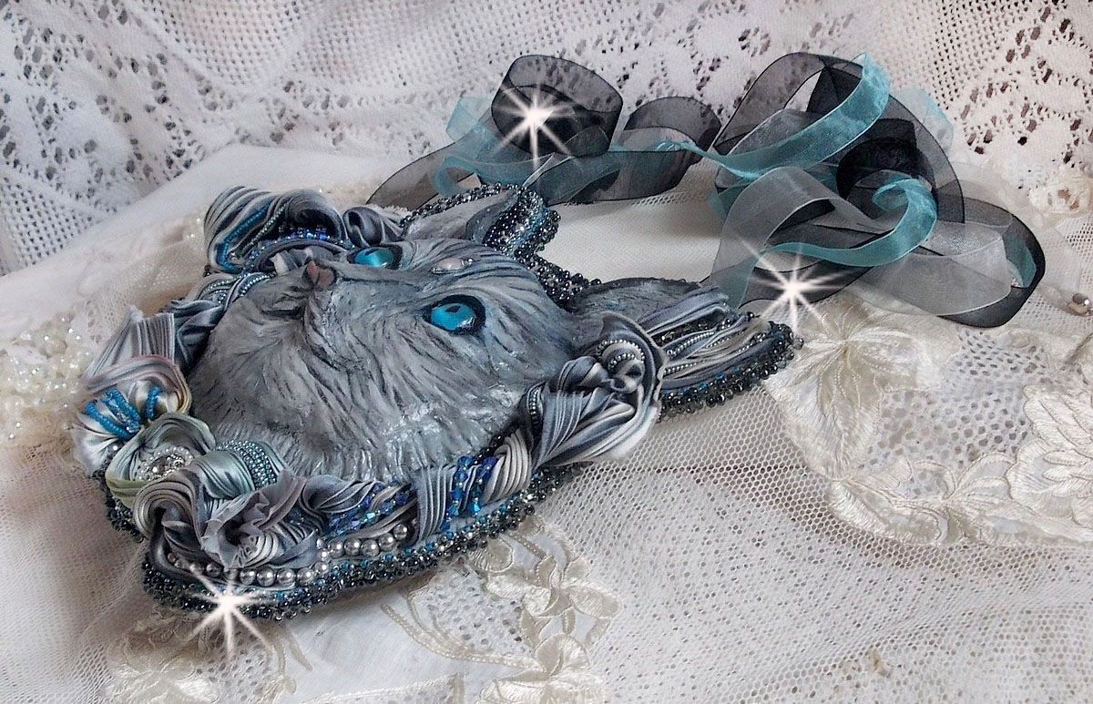 Masque Chatchou tout en Fimo brodé avec des perles de Swarovski, un ruban de soie et des rocailles