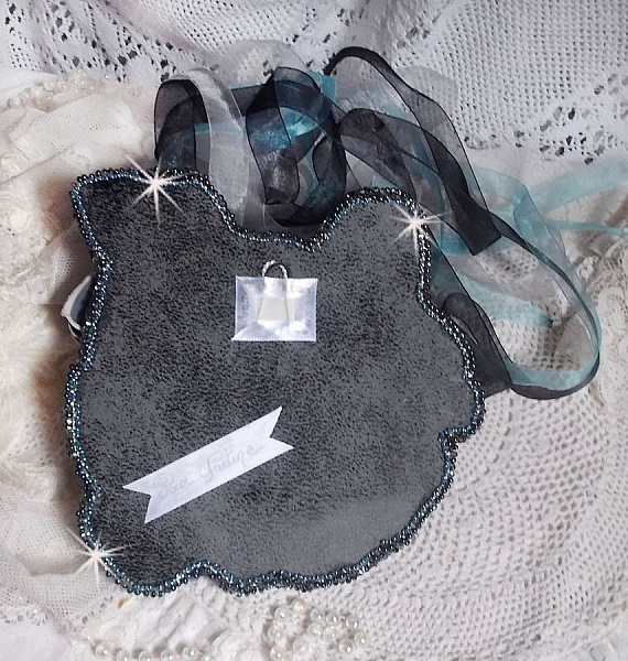 Masque Chatchou tout en Fimo brod&eacute; avec des perles de Swarovski, un ruban de soie et des rocailles