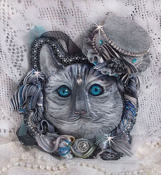 Masque Chatchou tout en Fimo brod&eacute; avec des perles de Swarovski, un ruban de soie et des rocailles