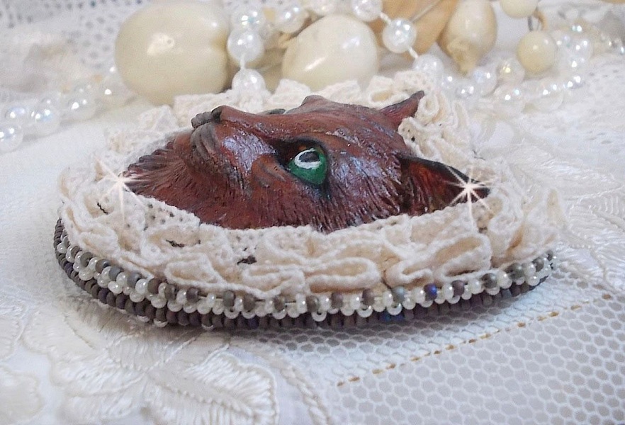 Masque Chat Rocky aux Yeux Verts tout en Fimo brod&eacute; avec un dentelle beige tr&egrave;s fine, des perles rondes nacr&eacute;es en Cristal de Swarovski, de la peinture et des rocailles