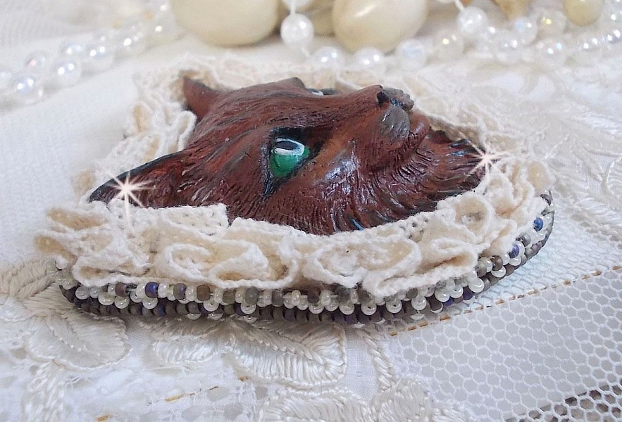 Masque Chat Rocky aux Yeux Verts tout en Fimo brod&eacute; avec un dentelle beige tr&egrave;s fine, des perles rondes nacr&eacute;es en Cristal de Swarovski, de la peinture et des rocailles