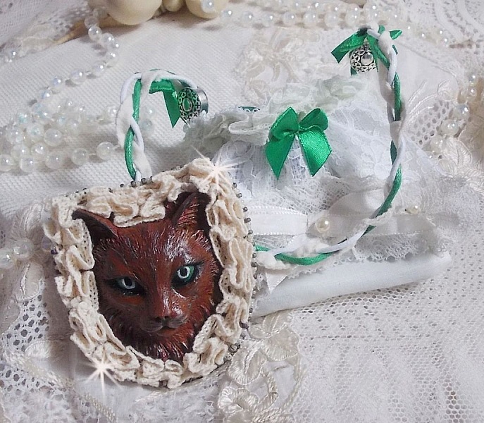 Masque Chat Rocky aux Yeux Verts tout en Fimo brod&eacute; avec un dentelle beige tr&egrave;s fine, des perles rondes nacr&eacute;es en Cristal de Swarovski, de la peinture et des rocailles