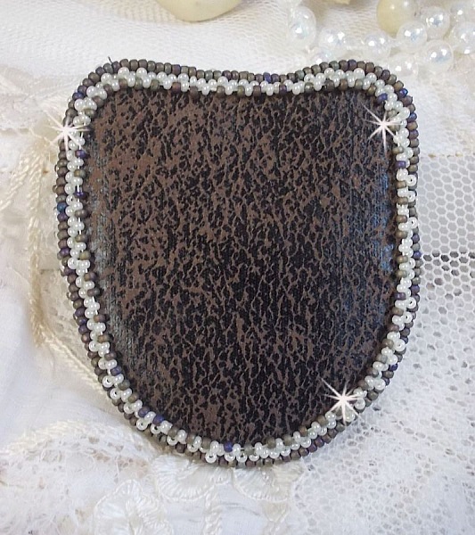 Masque Chat Rocky aux Yeux Verts tout en Fimo brod&eacute; avec un dentelle beige tr&egrave;s fine, des perles rondes nacr&eacute;es en Cristal de Swarovski, de la peinture et des rocailles