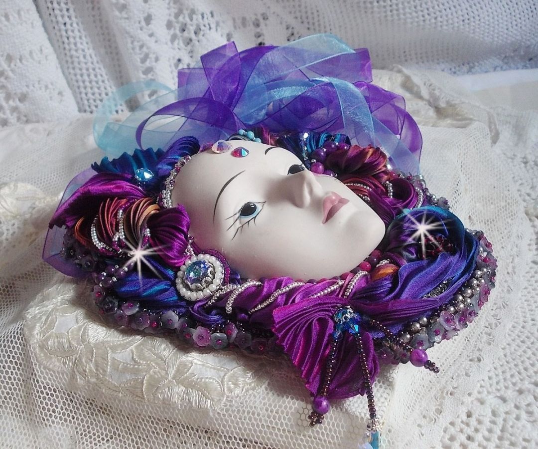 Masque vénitien L a Rêveuse de Venise brodé avec un ruban de Shibori très riche en couleurs des cristaux de Swarovski et des perles