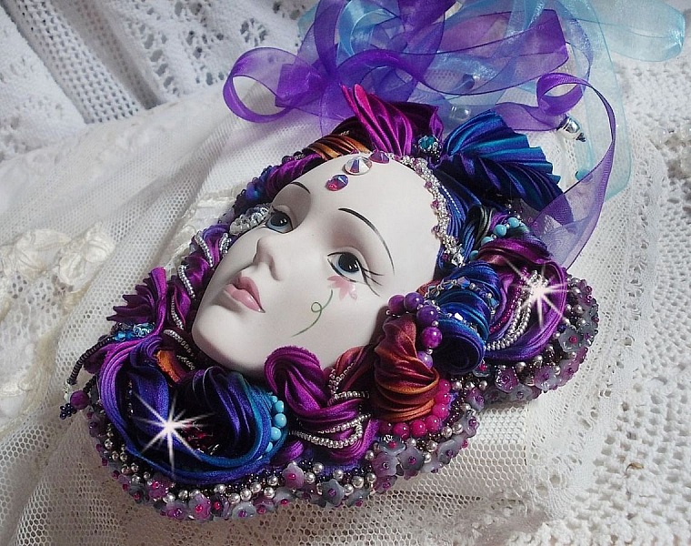 Masque v&eacute;nitien L a R&ecirc;veuse de Venise brod&eacute; avec un ruban de Shibori tr&egrave;s riche en couleurs des cristaux de Swarovski et des perles