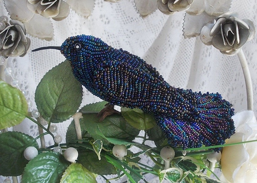 Oiseau Mon Colibri est cr&eacute;e enti&egrave;rement en perles de rocailles, porcelaine et tissu