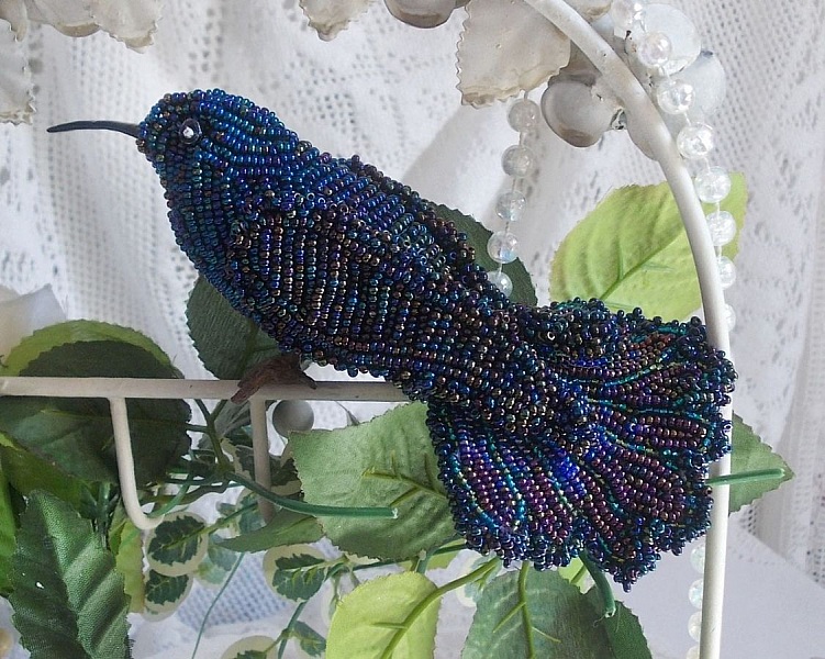 Oiseau Mon Colibri est cr&eacute;e enti&egrave;rement en perles de rocailles, porcelaine et tissu