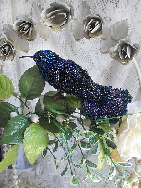 Oiseau Mon Colibri est cr&eacute;e enti&egrave;rement en perles de rocailles, porcelaine et tissu
