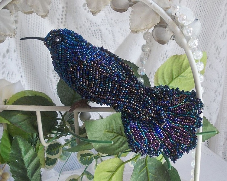 Oiseau Mon Colibri est cr&eacute;e enti&egrave;rement en perles de rocailles, porcelaine et tissu