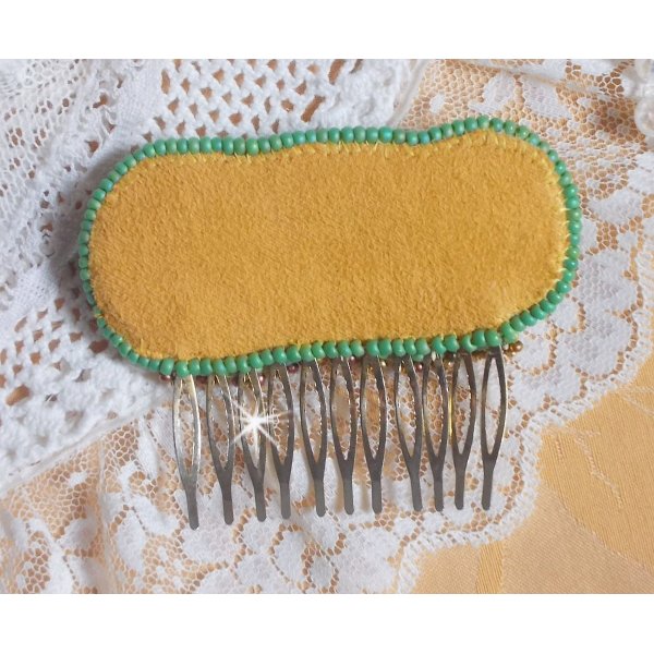 Peineta luna veneciana bordada con cinta de seda, cristales de Swarovski, cuentas m&aacute;gicas y cuentas de rocalla