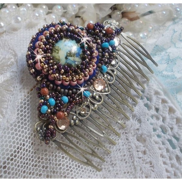 Peineta Bonjour Paris bordada con un cabuj&oacute;n de resina, piedras preciosas (Gold Stone o Sun Stone), cuentas redondas y rocallas