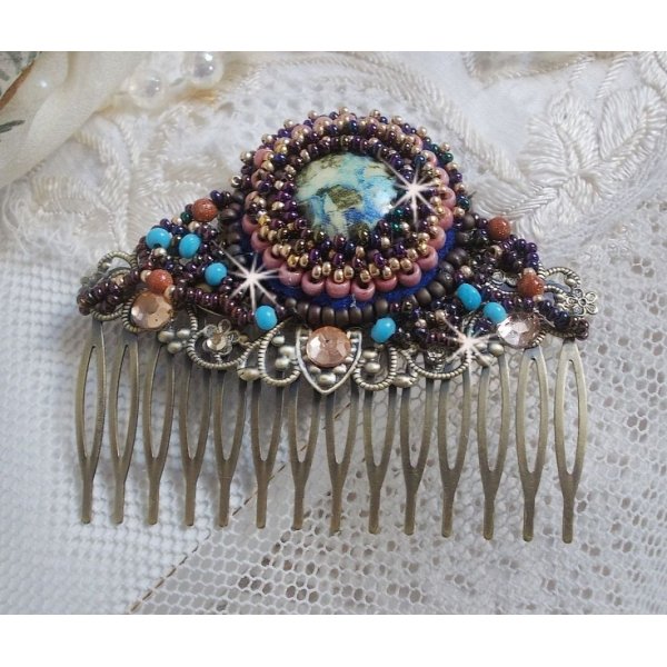 Peineta Bonjour Paris bordada con un cabuj&oacute;n de resina, piedras preciosas (Gold Stone o Sun Stone), cuentas redondas y rocallas