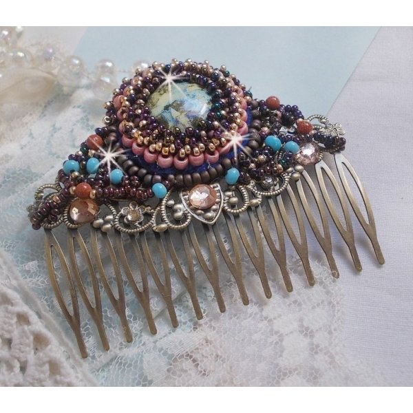 Peineta Bonjour Paris bordada con un cabuj&oacute;n de resina, piedras preciosas (Gold Stone o Sun Stone), cuentas redondas y rocallas