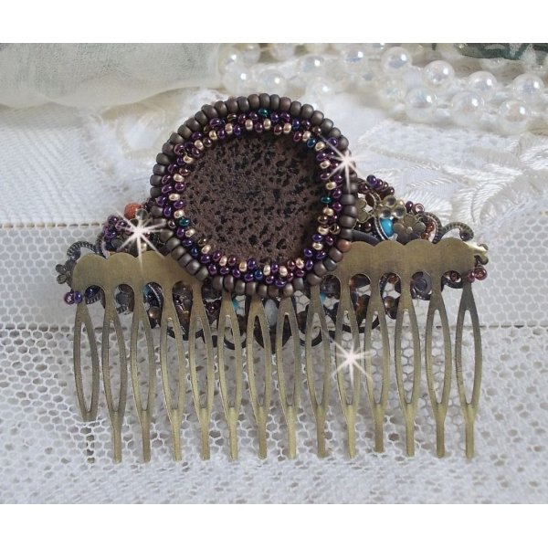 Peineta Bonjour Paris bordada con un cabuj&oacute;n de resina, piedras preciosas (Gold Stone o Sun Stone), cuentas redondas y rocallas