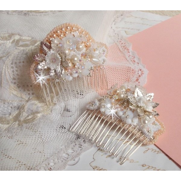 Peineta Bouquet d'un Jour (lote de 2) bordada con cristales, flores blancas de Lucite, colgantes de hojas plateadas, cuentas variadas y rocallas