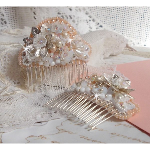 Peineta Bouquet d'un Jour (lote de 2) bordada con cristales, flores blancas de Lucite, colgantes de hojas plateadas, cuentas variadas y rocallas