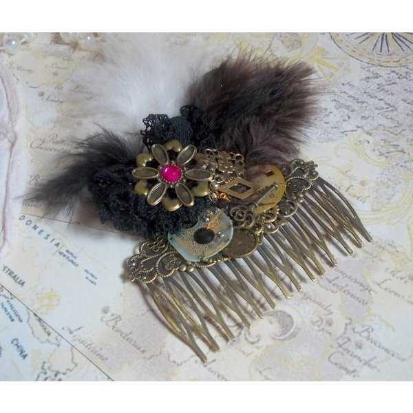 Peineta Curiosity Time creada con encaje negro, varios accesorios, dijes de oro, plata y bronce con plumas negras, marrones y blancas.