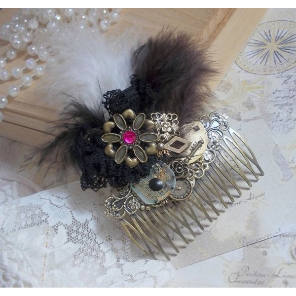 Peineta Curiosity Time creada con encaje negro, varios accesorios, dijes de oro, plata y bronce con plumas negras, marrones y blancas.