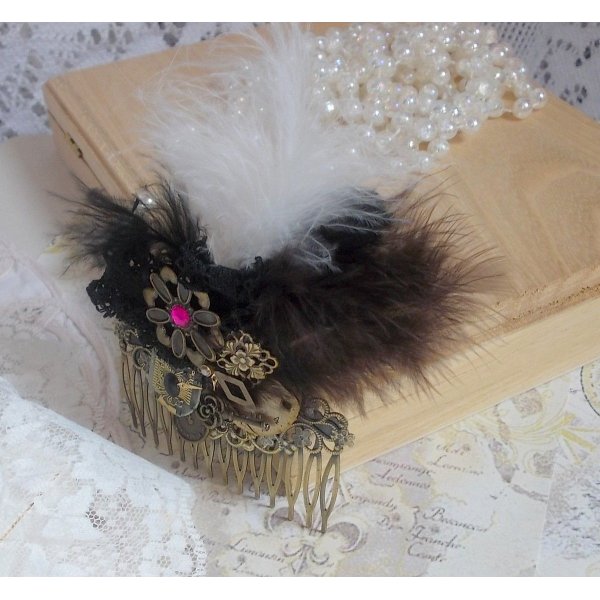 Peineta Curiosity Time creada con encaje negro, varios accesorios, dijes de oro, plata y bronce con plumas negras, marrones y blancas.