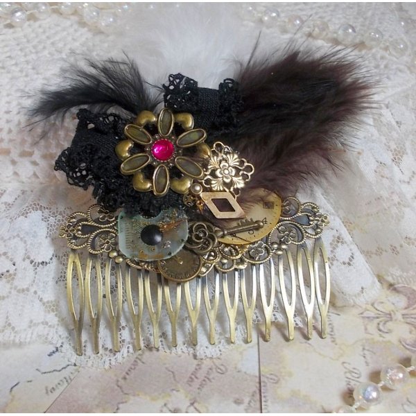 Peineta Curiosity Time creada con encaje negro, varios accesorios, dijes de oro, plata y bronce con plumas negras, marrones y blancas.