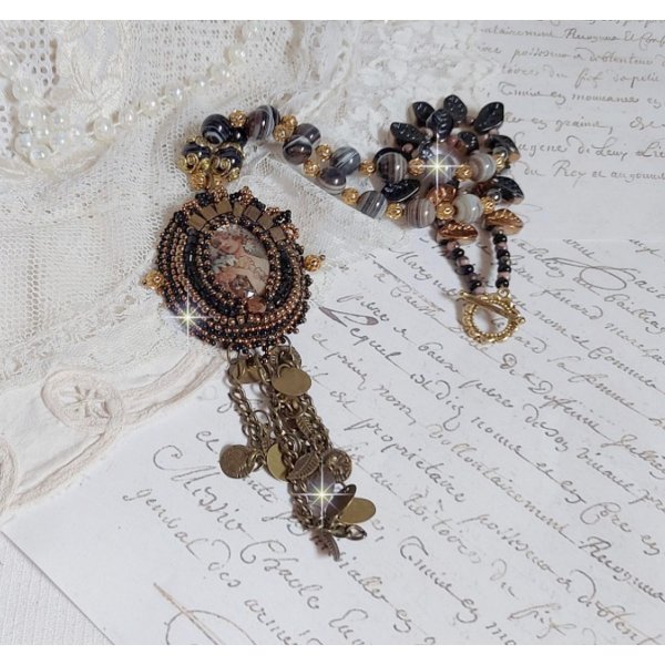 Collar Aube bordado con un camafeo de un retrato de mujer con flores y cuentas de piedras preciosas